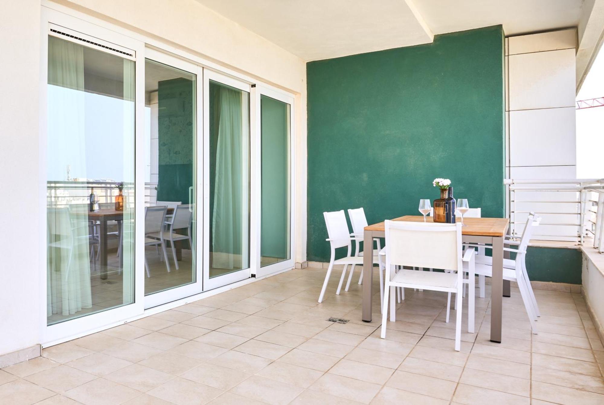 Stunning 3-Bedroom Seaview Retreat In Fort Cambridge Sliema Bagian luar foto