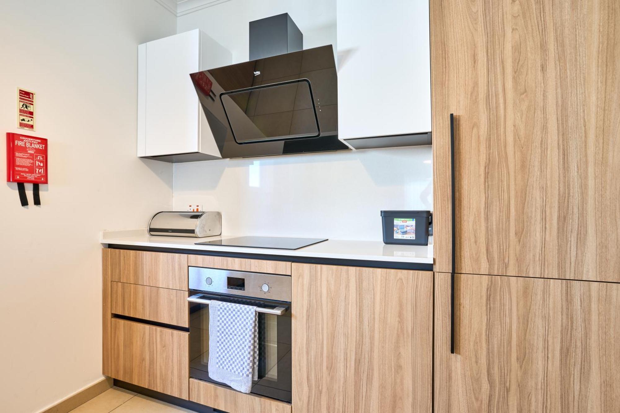 Stunning 3-Bedroom Seaview Retreat In Fort Cambridge Sliema Bagian luar foto