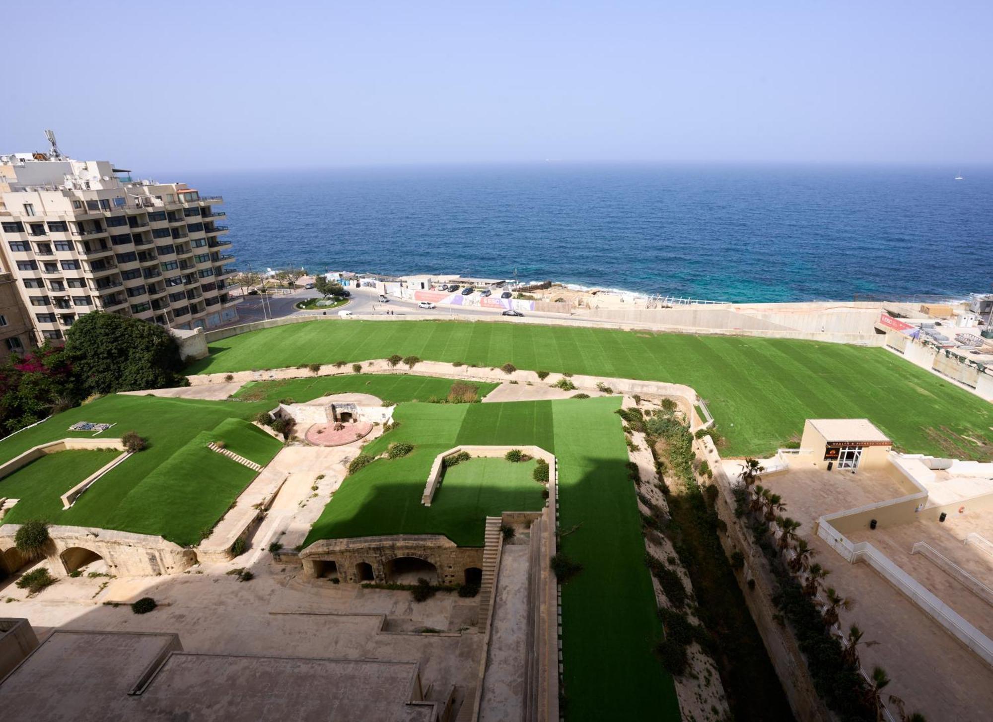 Stunning 3-Bedroom Seaview Retreat In Fort Cambridge Sliema Bagian luar foto