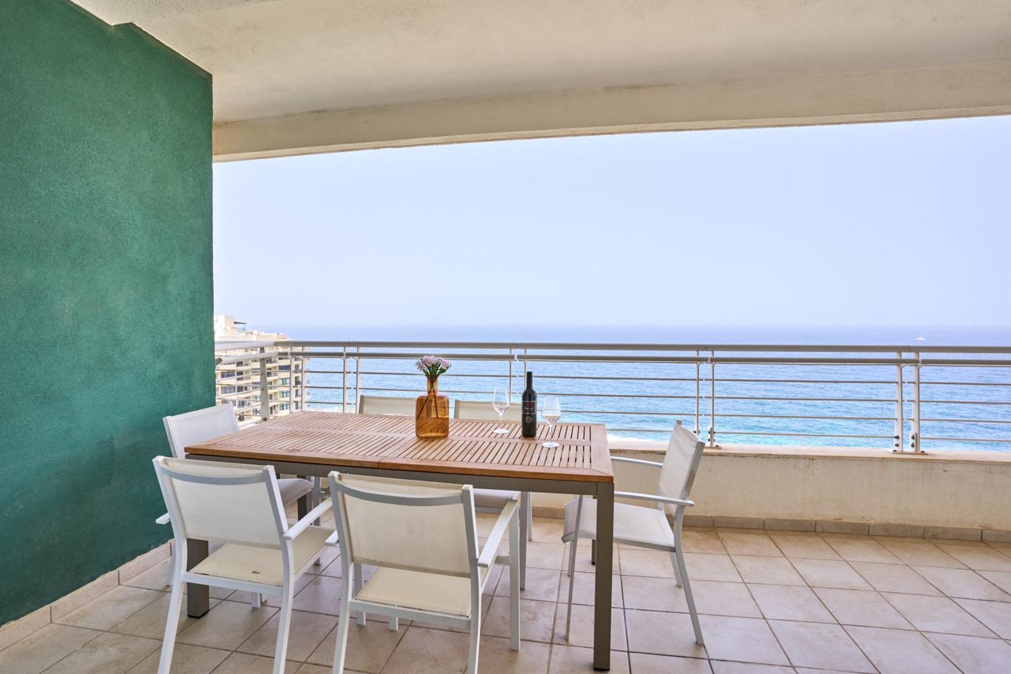 Stunning 3-Bedroom Seaview Retreat In Fort Cambridge Sliema Bagian luar foto
