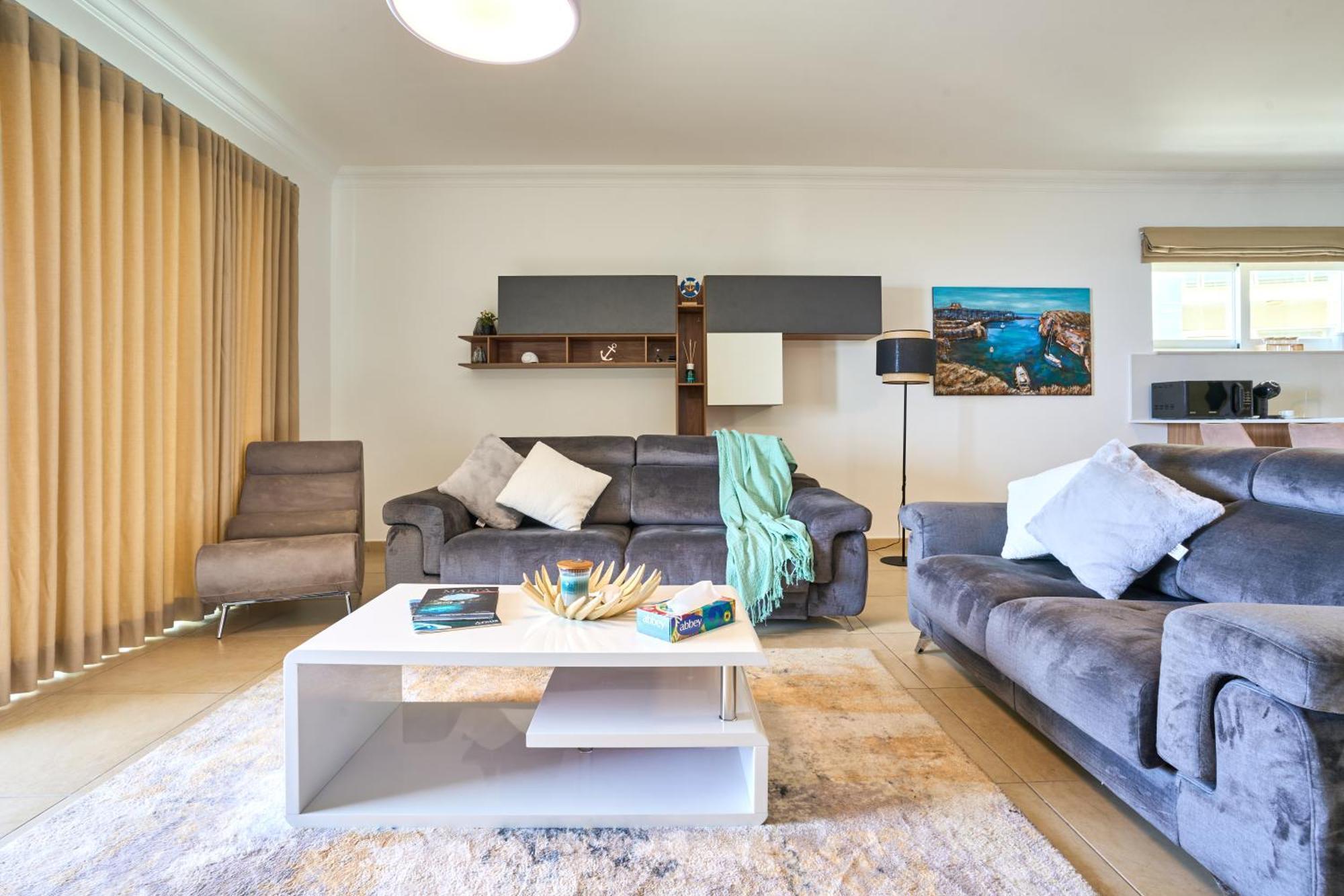 Stunning 3-Bedroom Seaview Retreat In Fort Cambridge Sliema Bagian luar foto