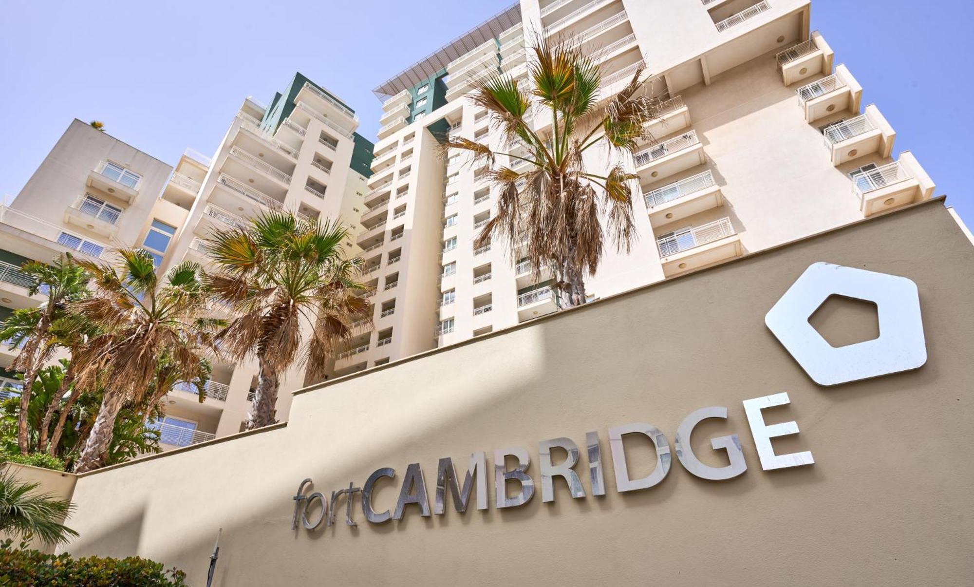 Stunning 3-Bedroom Seaview Retreat In Fort Cambridge Sliema Bagian luar foto