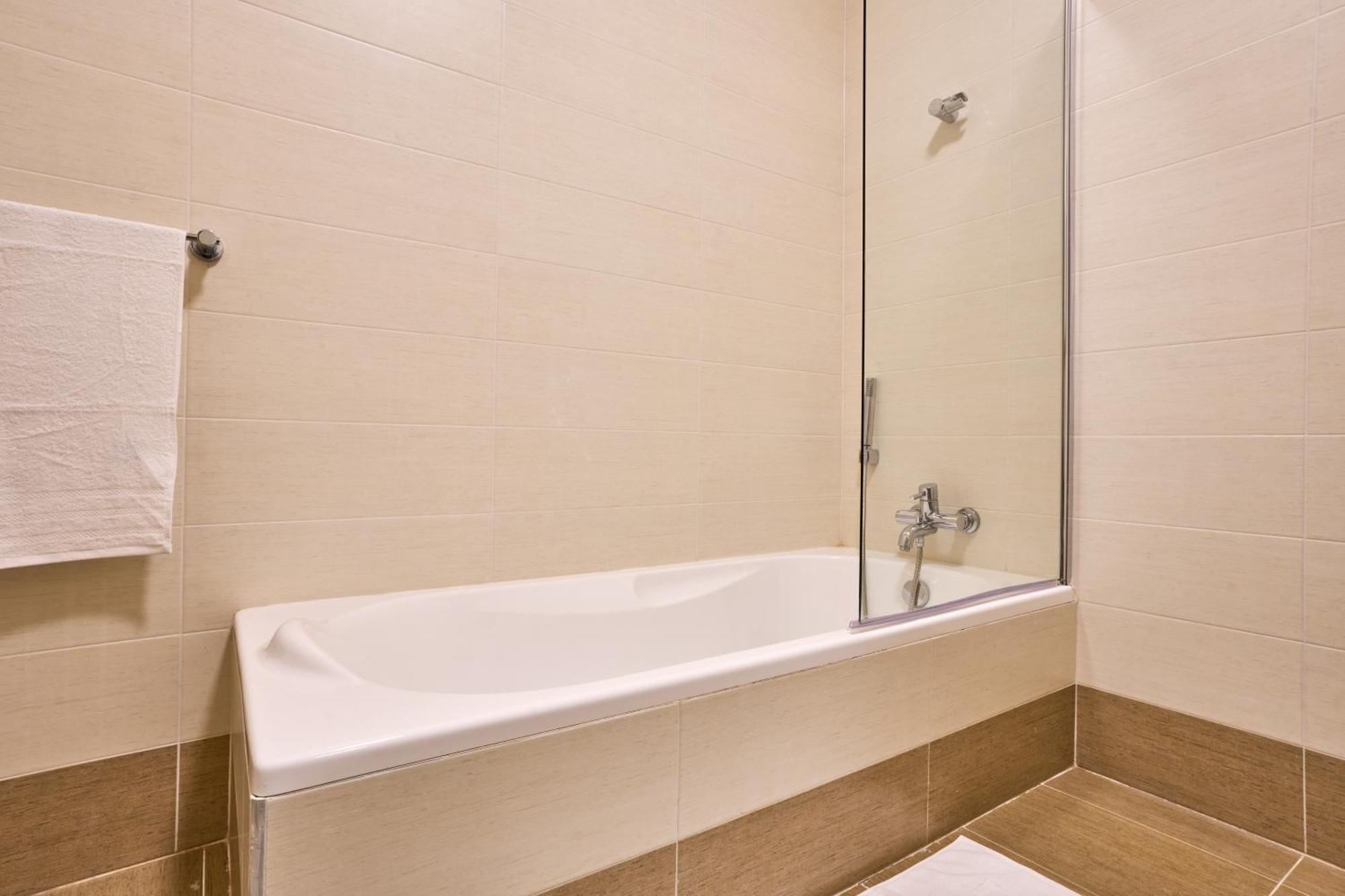 Stunning 3-Bedroom Seaview Retreat In Fort Cambridge Sliema Bagian luar foto