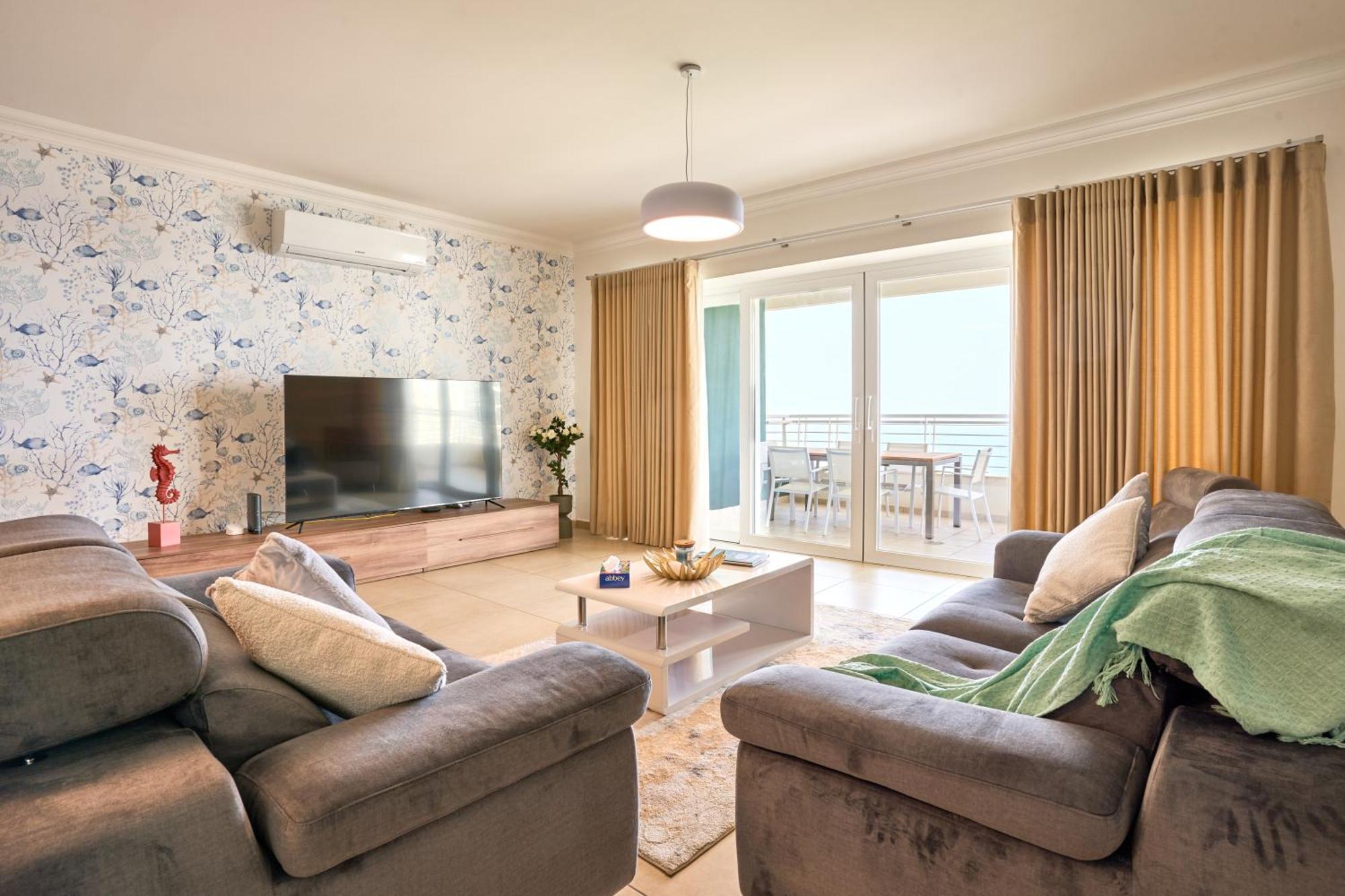 Stunning 3-Bedroom Seaview Retreat In Fort Cambridge Sliema Bagian luar foto