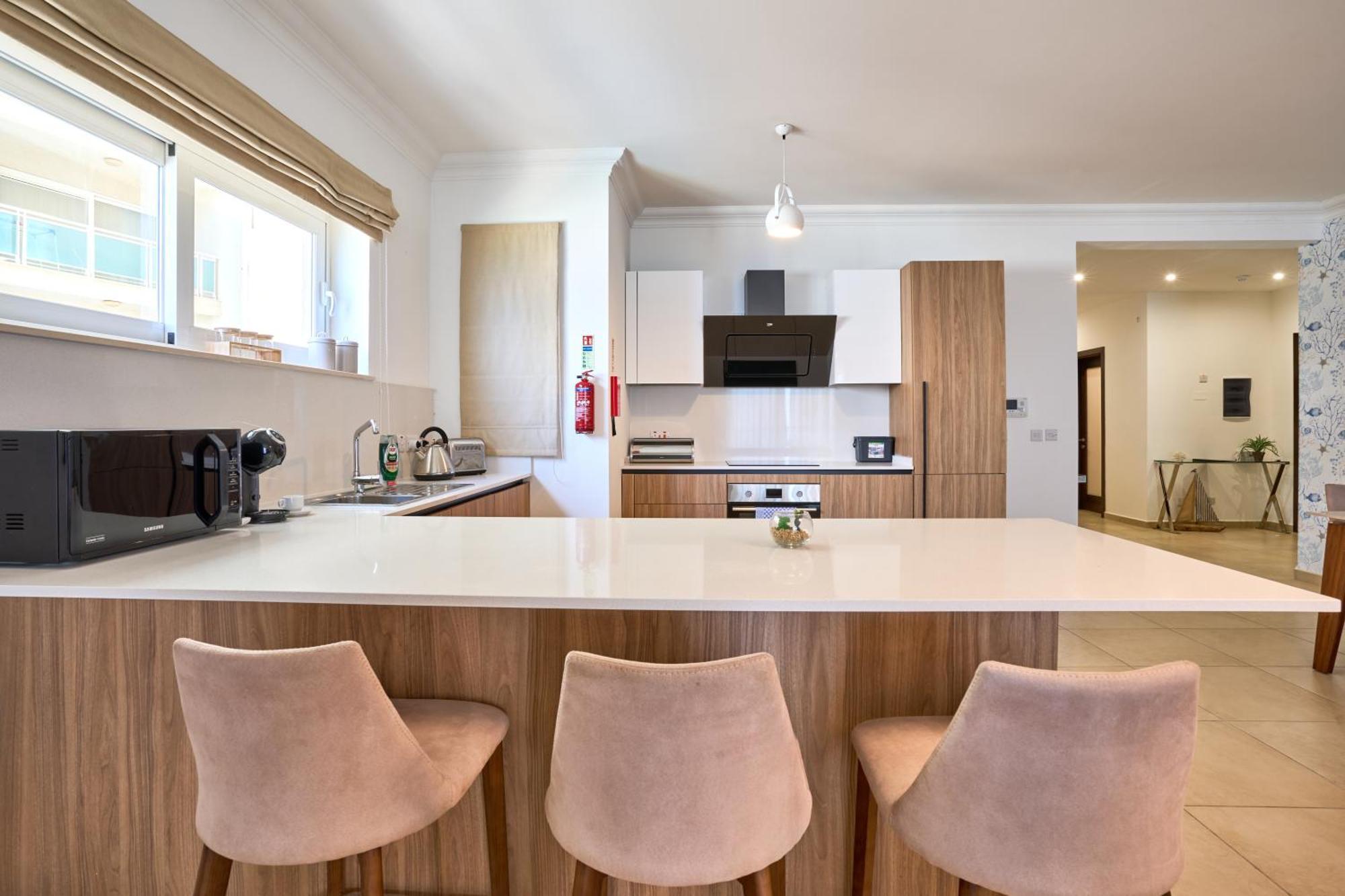 Stunning 3-Bedroom Seaview Retreat In Fort Cambridge Sliema Bagian luar foto