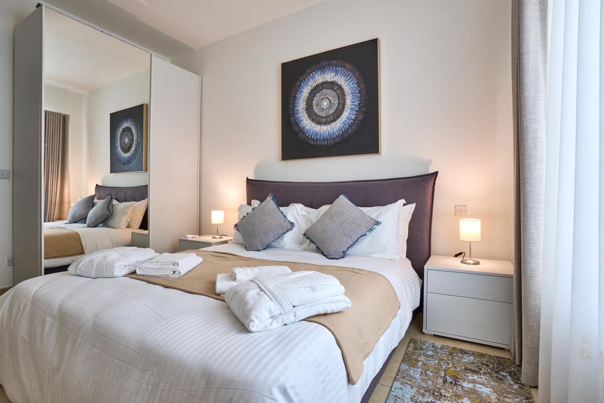 Stunning 3-Bedroom Seaview Retreat In Fort Cambridge Sliema Bagian luar foto