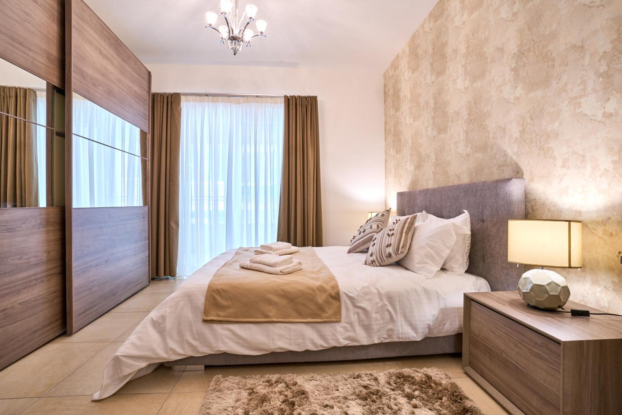 Stunning 3-Bedroom Seaview Retreat In Fort Cambridge Sliema Bagian luar foto