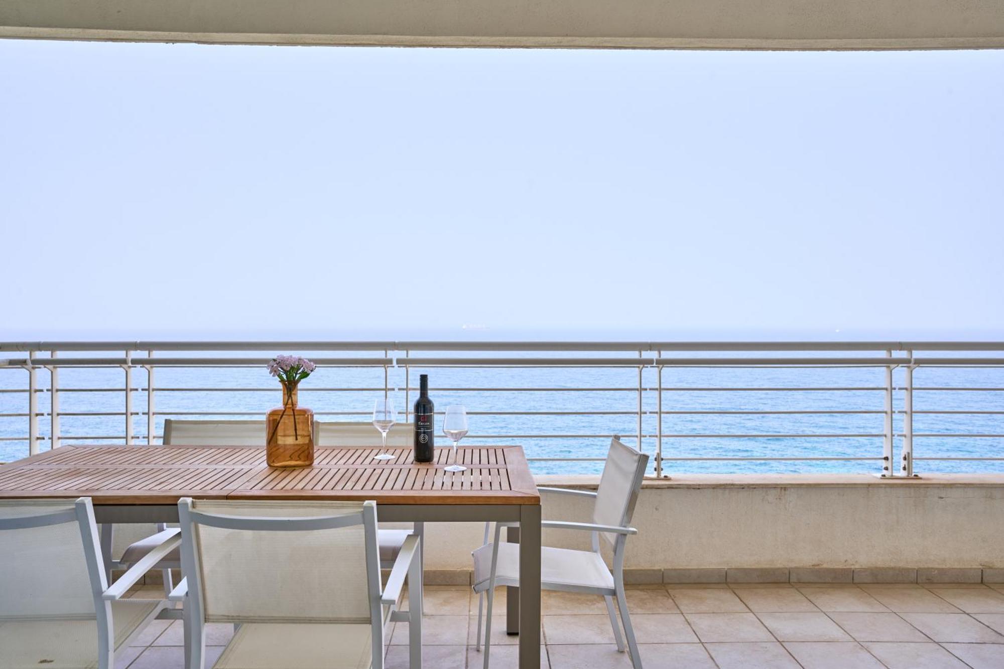 Stunning 3-Bedroom Seaview Retreat In Fort Cambridge Sliema Bagian luar foto