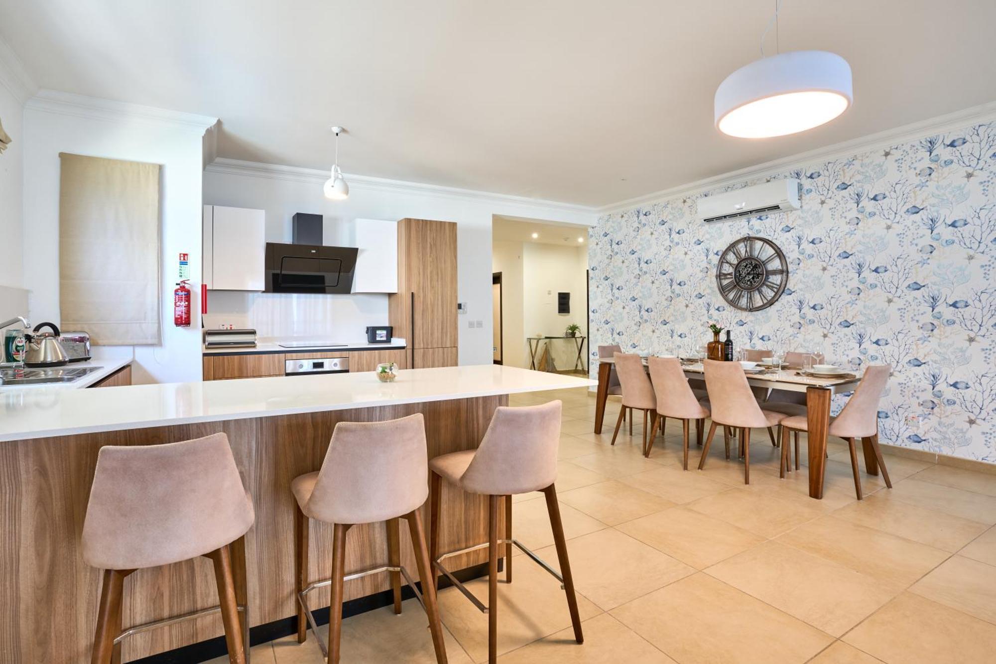 Stunning 3-Bedroom Seaview Retreat In Fort Cambridge Sliema Bagian luar foto