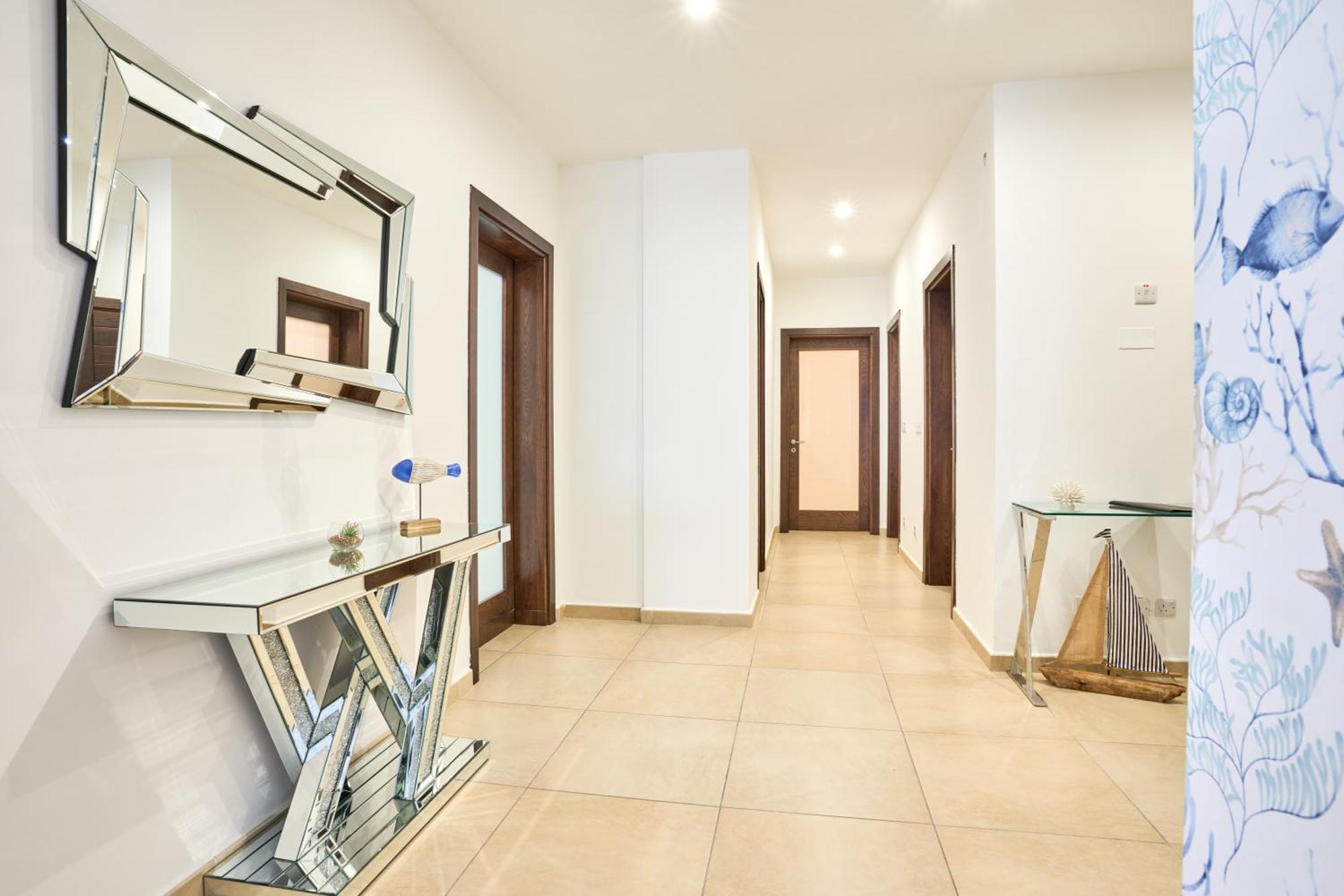 Stunning 3-Bedroom Seaview Retreat In Fort Cambridge Sliema Bagian luar foto