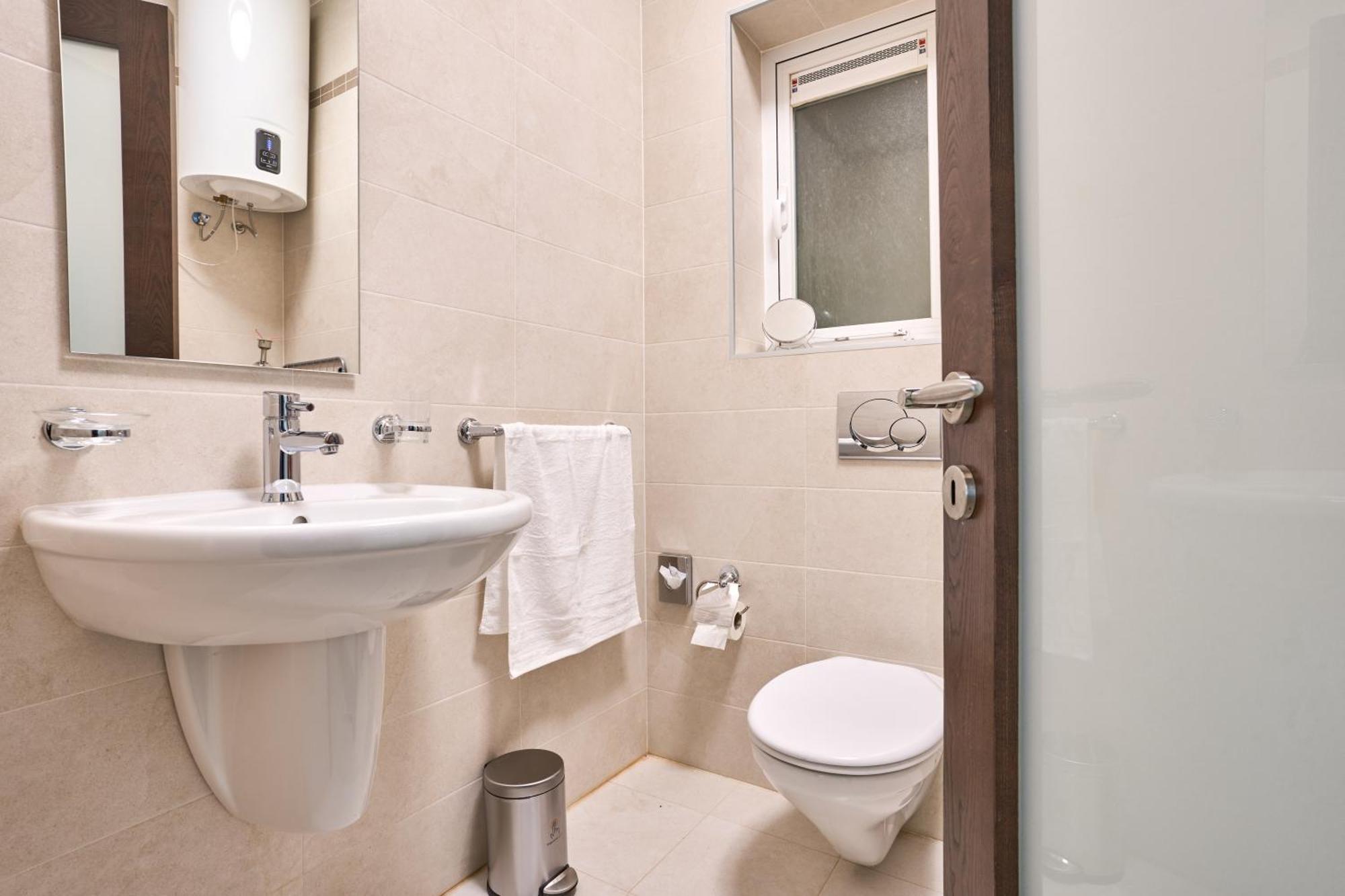 Stunning 3-Bedroom Seaview Retreat In Fort Cambridge Sliema Bagian luar foto
