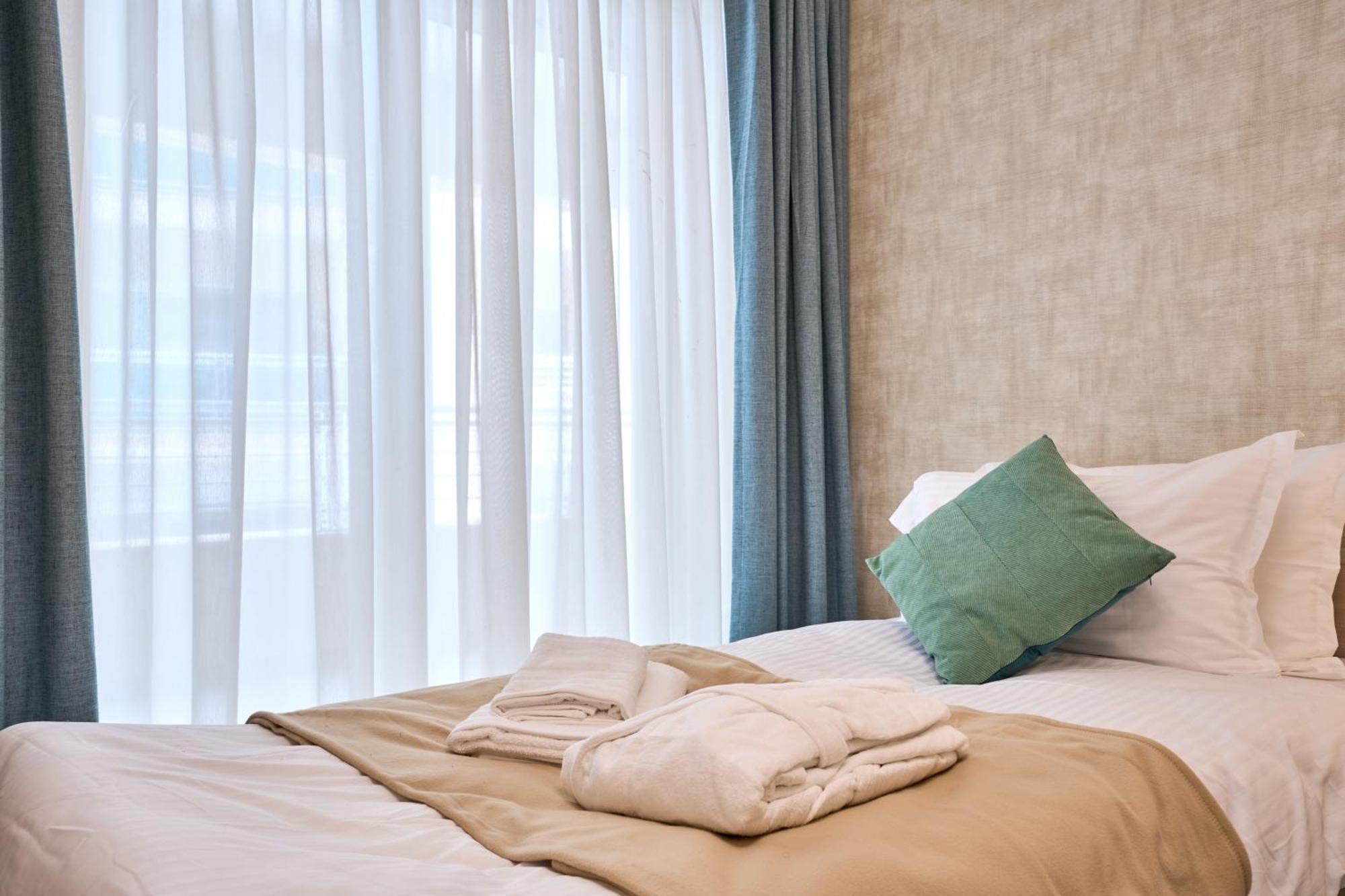 Stunning 3-Bedroom Seaview Retreat In Fort Cambridge Sliema Bagian luar foto