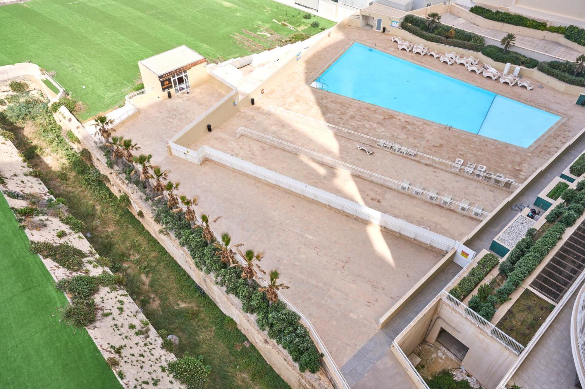 Stunning 3-Bedroom Seaview Retreat In Fort Cambridge Sliema Bagian luar foto