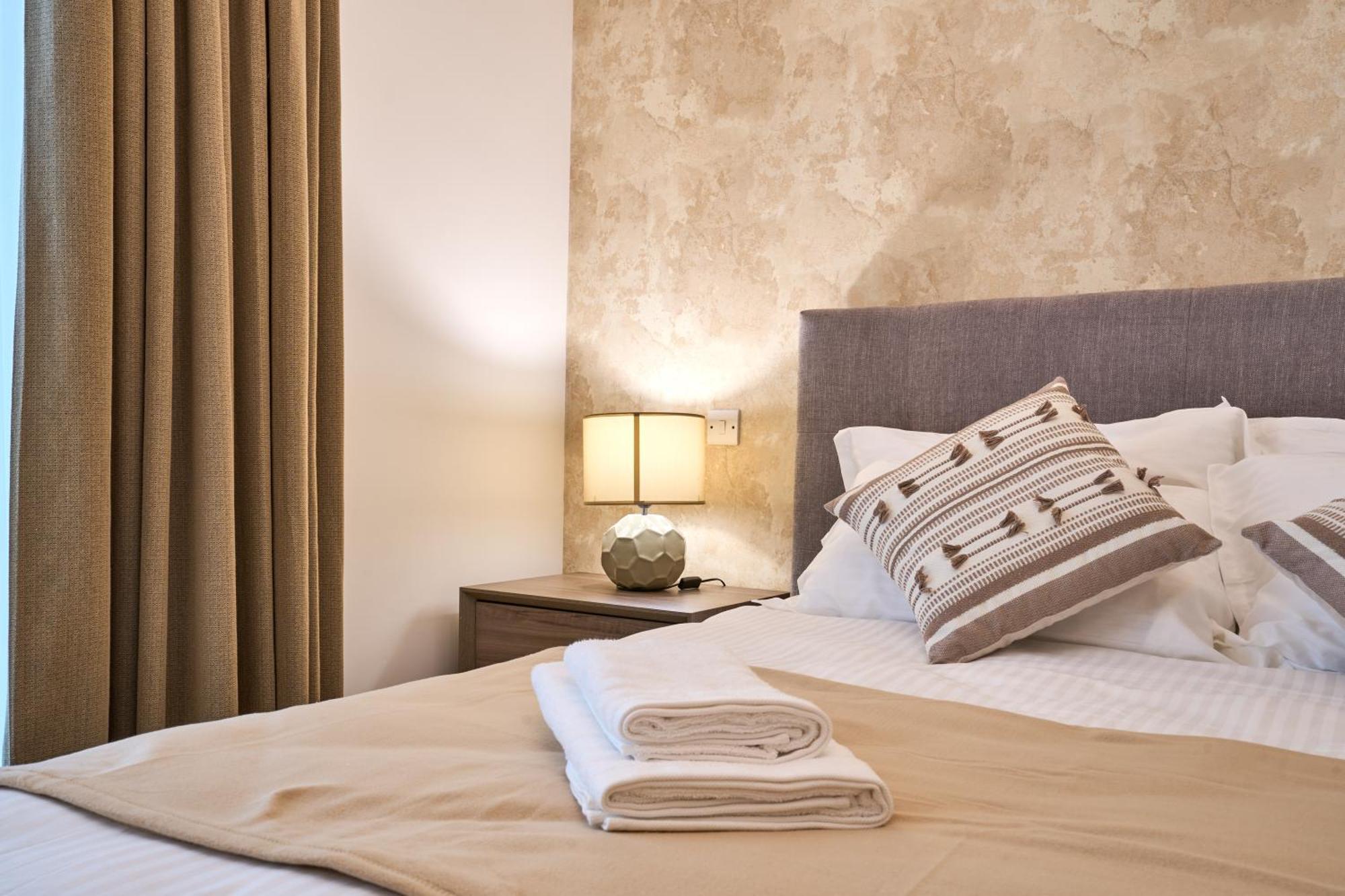 Stunning 3-Bedroom Seaview Retreat In Fort Cambridge Sliema Bagian luar foto