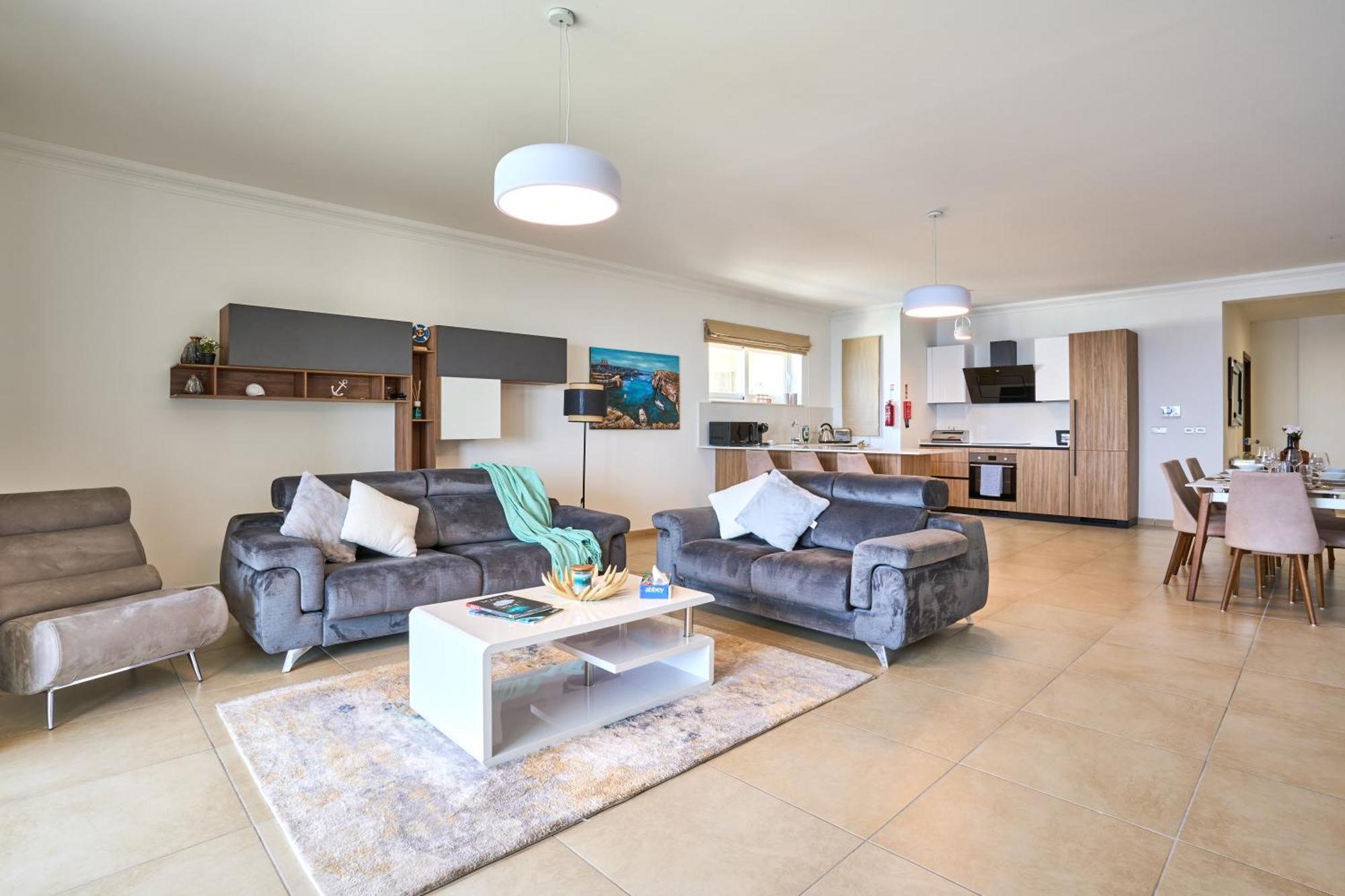Stunning 3-Bedroom Seaview Retreat In Fort Cambridge Sliema Bagian luar foto